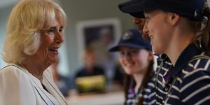 Η χειραψία της βασίλισσας Καμίλα 