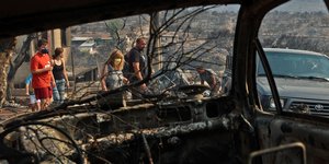 Πολίτες σε περιοχές που κατέστρεψαν οι φωτιές