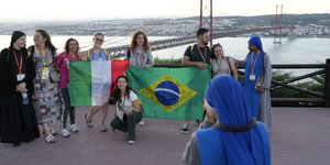 Καθολικοί από Ιταλία και Βραζιλία σε ποτάμι της Πορτογαλίας