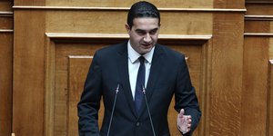 Ο κοινοβουλευτικός εκπρόσωπος του ΠΑΣΟΚ Μιχάλης Κατρίνης στο βήμα της Βουλής