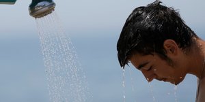Νεαρός δροσίζεται από τον καύσωνα