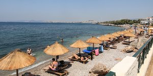 Γεμάτη η παραλία του Φλοίσβου λόγω καύσωνας