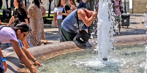 καύσωνας Κλέων στην Αθήνα σιντριβάνι τουρίστες ζέστη