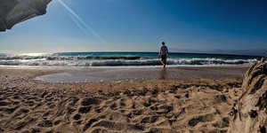 καύσωνας ζέστη παραλία λουόμενοι μπάνιο θάλασσα