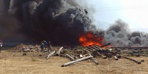 Φωτιά στον Κουβαρά: Η φωτιά έχει φτάσει στην Μεγάλη Αυλή -Καίει σημείο με κολώνες της ΔΕΗ
