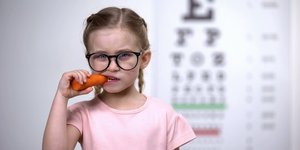 Κοριτσάκι με γυαλιά μυωπίας τρώει καρότο