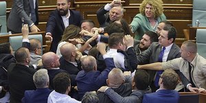 Ξύλο μεταξύ βουλευτών της κυβέρνησης και της αντιπολίτευσης στο Κόσοβο