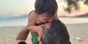 Ο Λεωνίδας Κουτσόπουλος με τον γιο του