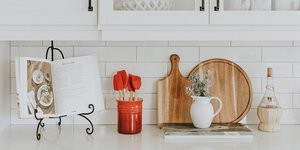 κουζίνα με δίσκους και κούπες