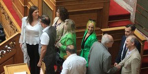 Η Ζωή Κωνσταντοπούλου με τον πατέρα της και την ΚΟ της Πλεύσης Ελευθερίας