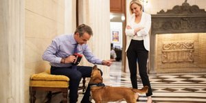 Κυριάκος Μητσοτάκης Πίνατ δημοσιογράφος Bloomberg Μέγαρο Μαξίμου