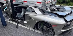  Lamborghini σφηνώθηκε κάτω από νταλίκα