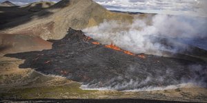 Λάβα σε ηφαίστειο στην Ισλανδία