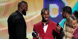 O Μπρόνι Τζέιμς με βραβείο μπροστά στον πατέρα του, Λεμπρόν Τζέιμς