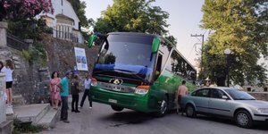 Το λεωφορείο στη Ζαγορά Πηλίου που «σηκώθηκε» στον αέρα / Φωτογραφία: TheNewspaper.gr