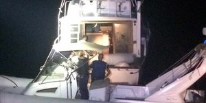 Το Λιμενικό εντόπισε 35 αλλοδαπούς σε παραλία και συνέλαβε δύο διακινητές / Φωτογραφία: Λιμενικό