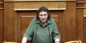 Η Λίνα Μενδώνη μιλάει στη Βουλή