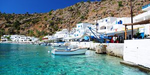 ελληνικό ψαροχώρι με γαλάζια νερά