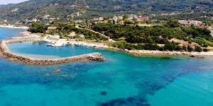 Ενας μικρός και αξερεύνητος παραθαλάσσιος οικισμός για ήρεμες διακοπές