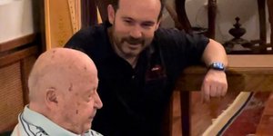 Ο Κώστας Μακεδόνας στο σπίτι του Μίμη Πλέσσα