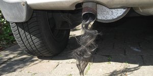 Εξάτμιση αυτοκινήτου απέκτησε... μαλλιά