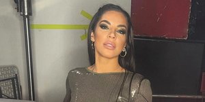 Η Μαριάντα Πιερίδη με κοιλιακούς πέτρα στην παραλία