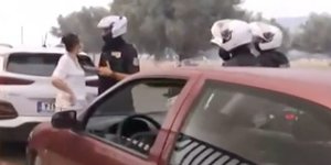 Αστυνομικός προσπαθεί να πείσει γυναίκα να φύγει από την περιοχή Κανδήλι στα Μέγαρα 