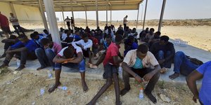 Τυνησία και Λιβύη θα μοιραστούν τους μετανάστες που έχουν αποκλειστεί στα σύνορά τους