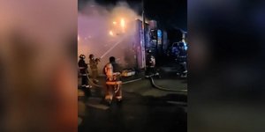 Πυροσβέστες προσπαθούν να σβήσουν τη φωτιά στο μπαρ στο βόρειο Μεξικό