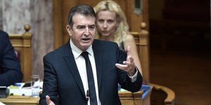 Ο Μιχάλης Χρυσοχοϊδης μιλά στη Βουλή