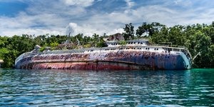 Το μισοβυθισμένο κρουαζιερόπλοιο MS World Discoverer