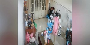 Η μητέρα που έσωσε το μωρό της, προτού το πλακώσει η οροφή του σπιτιού τους στην Καμπότζη