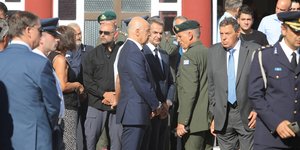 Η στιγμή που Φλώρος ενημερώνει Μητσοτάκη και Δένδια για τις εκρήξεις στην Νέα Αγχίαλο / Φωτογραφία: EUROKINISSI