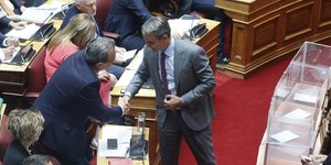 Χειραψία Μητσοτάκη-Φάμελλου στη Βουλή 