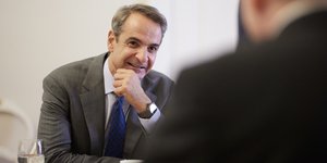 μητσοτακης κραταει πηγούνι 