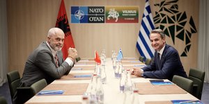Κυριάκος Μητσοτάκης και Έντι Ράμα κατά την σημερινή συνάντηση στο περιθώριο της Συνόδου του ΝΑΤΟ στο Βίλνιους / Φωτογραφία: ΔΗΜΗΤΡΗΣ ΠΑΠΑΜΗΤΣΟΣ/ΓΡΑΦΕΙΟ ΤΥΠΟΥ ΠΡΩΘΥΠΟΥΡΓΟΥ/EUROKINISSI