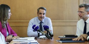 Στο υπ. Κοινωνικής Συνοχής και Οικογένειας ο Κυριάκος Μητσοτάκης -Δεξιά ο Α. Σκέρτσος, αριστερά η Σ. Ζαχαράκη