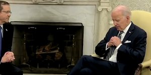 Κι άλλη άβολη στιγμή για τον Μπάιντεν