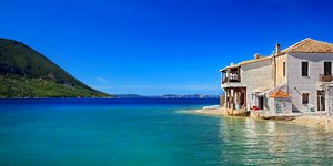 Ενα χωριό που μοιάζει να επιπλέει