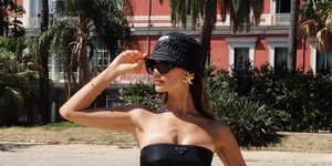 γυναίκα με μαύρο καπέλο