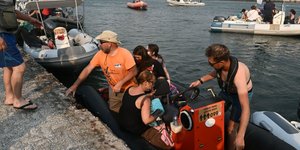 Νέα Αγχίαλος: Μέσα σε λίγα λεπτά γέμισε με φουσκωτά η παραλία