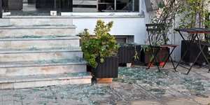 Σπασμένες τζαμαρίες στη Νέα Αγχίαλο μετά τις εκρήξεις που προκάλεσε η φωτιά