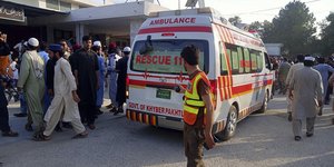 Τουλάχιστον 40 νεκροί από έκρηξη σε πολιτική συγκέντρωση στο Πακιστάν