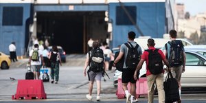 Νέοι ετοιμάζονται για ταξίδι με πλοίο
