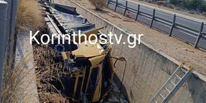 Ασπρόπυργος: Σοκαριστικό τροχαίο, νταλίκα έσπασε τις μπάρες και «βούτηξε» σε χαντάκι από ύψος 10 μέτρων [βίντεο]