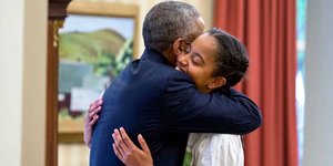 αγκαλια ομπαμα με κορη