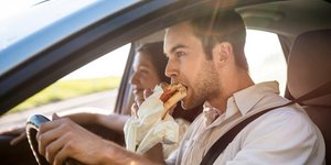 Φαγητό μέσα στο αυτοκίνητο