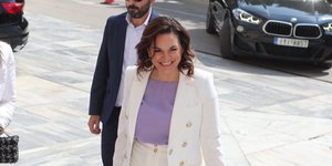 Η Ολγα Κεφαλογιάννη φτάνει χαμογελαστή στην Βουλή