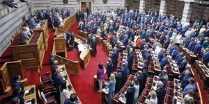 Στο κάτω διάζωμα από τα δεξιά προς τα αριστερά είναι ΝΔ, ΠΑΣΟΚ, ΣΥΡΙΖΑ, ΚΚΕ