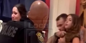 Αστυνομικός σημαδεύει δράστη που κρατάει όμηρο